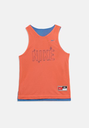 Camiseta deportiva sin mangas de malla naranja con forro interior azul, texto "NIKE" azul con logo de swoosh, y una etiqueta negra y roja de Nike en la parte inferior.