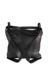 Sac en cuir noir avec une texture douce et grainée, doté de longues anses et d'un petit charme en forme de drapeau italien attaché à l'une des anses.