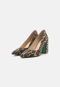 Décolleté con punta affusolata in pelle con una trama leopardata, caratterizzata da toni neri, dorati e marroni. Tacco spesso verde con accenti dorati.
