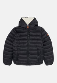 Zwarte pufferjack met een rits aan de voorkant, capuchon, ritszakken aan de zijkanten en een zachte, lichtgekleurde voering. Bevat horizontale stiknaden.