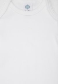 Weißes Baumwollbabybodysuit mit rundem Halsausschnitt, kurzen Ärmeln und einem dezenten erhabenen Logo. Weiche, glatte Textur mit minimaler Detailierung.