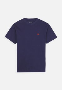 T-shirt en coton bleu marine avec un petit logo rouge sur la poitrine, manches courtes et col ras du cou. Texture douce et coupe standard.