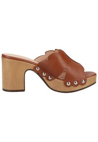 Mule en cuir marron à bout ouvert avec des bords festonnés, des clous argentés et un talon bloc en bois massif sur fond blanc.
