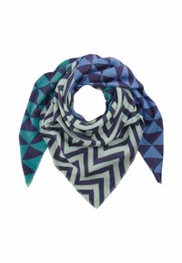 Driehoeksjaal met gevouwen lagen, versierd met blauwe, groene en marineblauwe zigzag- en geometrische driehoekpatronen op een witte achtergrond.