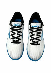 Scarpe sportive bianche con lacci neri, accenti blu e una parte superiore texturizzata con un motivo geometrico. Logo del marchio sulla linguetta.