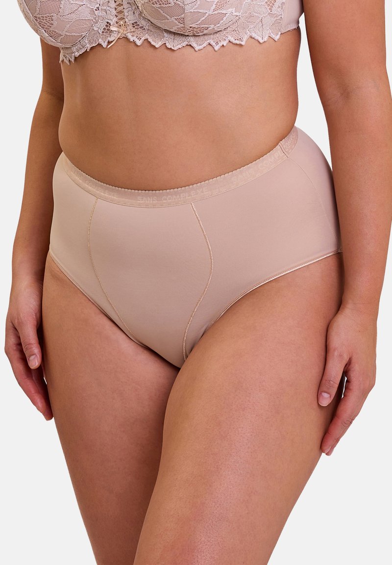 Culotte beige taille haute avec une texture lisse, dotée d'une ceinture élastique confortable et de détails de couture minimaux pour un look sans coutures.