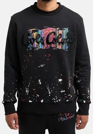 Sudadera negra con diseño de salpicaduras de pintura colorida, con un logo bordado "Colors Collect" en el pecho. Corte estándar, cuello redondo.