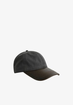 Schwarze Baseballkappe mit sechs Paneelen und genähtem gebogenem Schirm auf weißem Hintergrund.