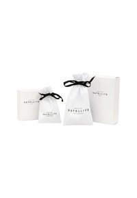 Boîte cadeau blanche et deux sacs à cordon. Les sacs ont des rubans noirs et affichent "SATELLITE" imprimé en noir. Apparence simple et élégante.