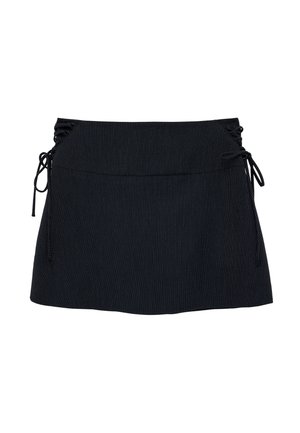 Mini-jupe noire avec de fines rayures verticales et des liens ajustables sur les côtés aux deux hanches pour un effet froncé.