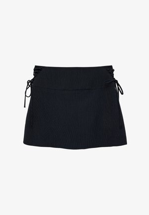 Schwarzer Minirock mit dezenten vertikalen Streifen und verstellbaren seitlichen Bindebändern an beiden Hüften für einen gerafften Effekt.