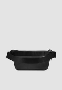 Zwarte tas met een gladde textuur, rechthoekige vorm en verstelbare riem. Voorzien van een ritssluiting aan de bovenkant voor veilige opberging.