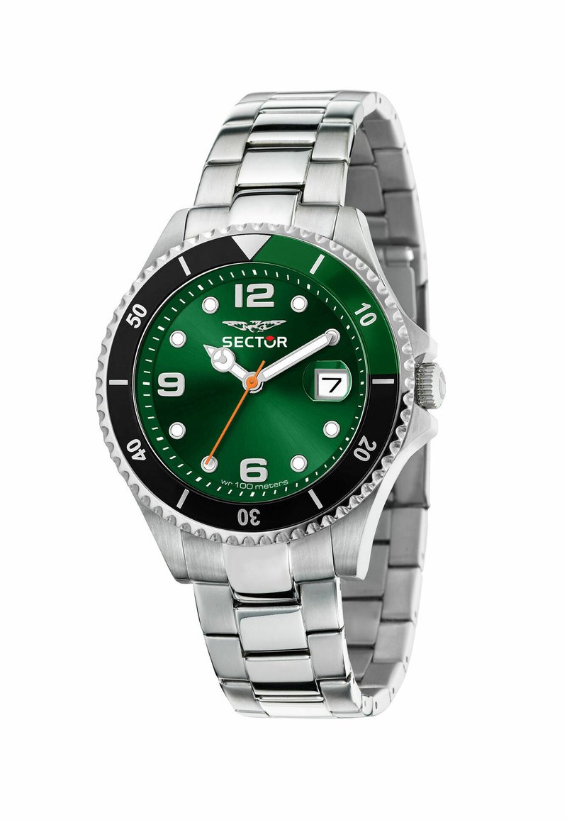 Orologio in metallo argento con quadrante verde, lunetta nera, indici bianchi e lancetta dei secondi arancione. Presenta una finestra per la data e un bracciale in acciaio inossidabile.