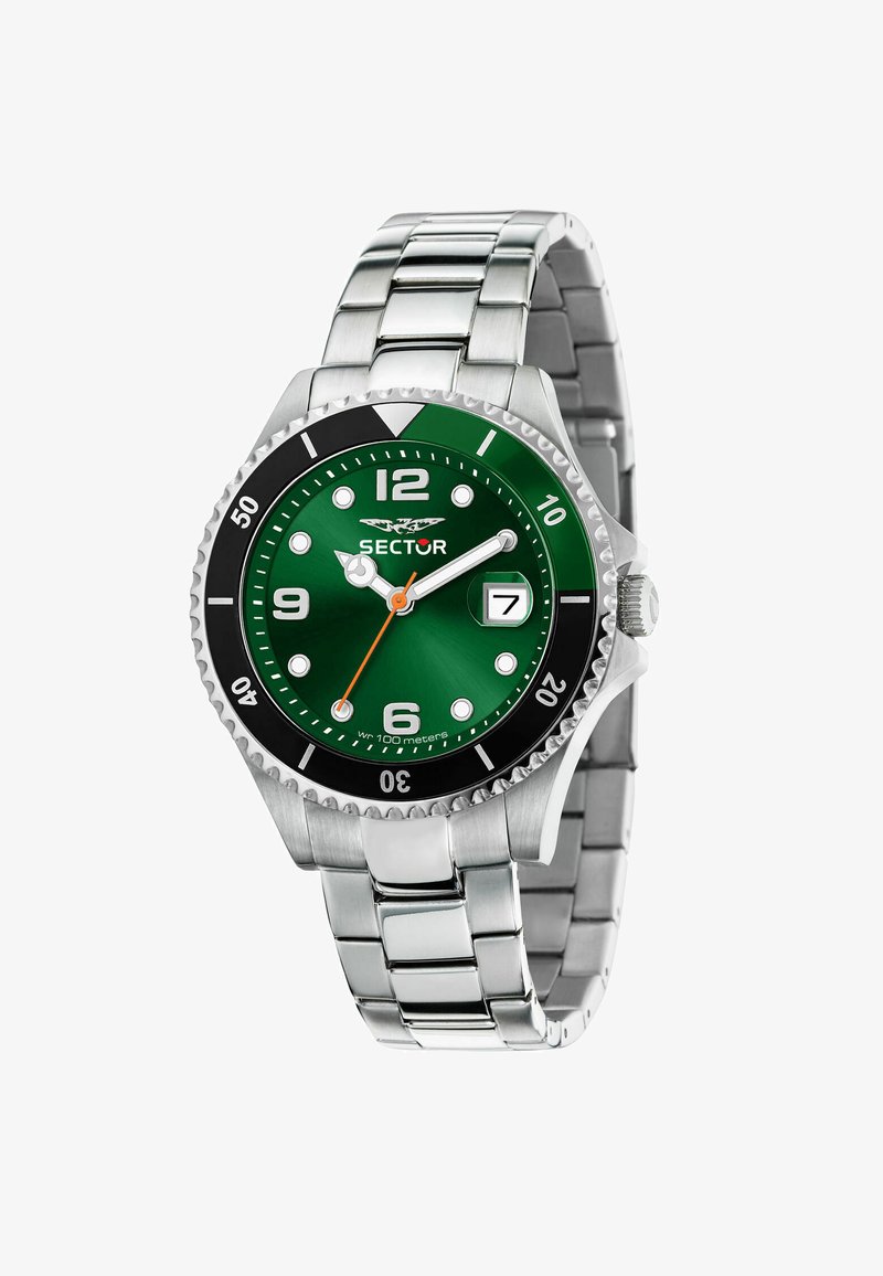 Orologio in metallo argento con quadrante verde, lunetta nera, indici bianchi e lancetta dei secondi arancione. Presenta una finestra per la data e un bracciale in acciaio inossidabile.