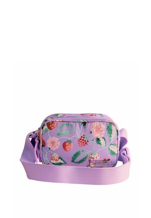 Lilla crossbody taske med pink blomster, røde jordbær, grønne blade og en justerbar stofrem.