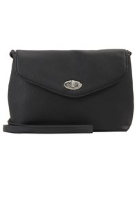 Svart läder crossbody-väska med strukturerad yta, klaffstängning och silverfärgad hårdvara. Har en justerbar rem för mångsidig användning.