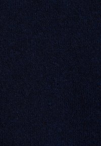 Tissu tricoté bleu marine foncé avec une texture serrée, affichant un motif uniforme et un léger éclat, adapté pour des vêtements ou de l'ameublement.