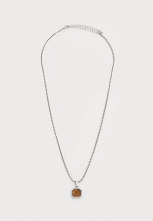 Collier en argent avec un pendentif en pierre brune octogonale, texture lisse et design de fermoir simple.