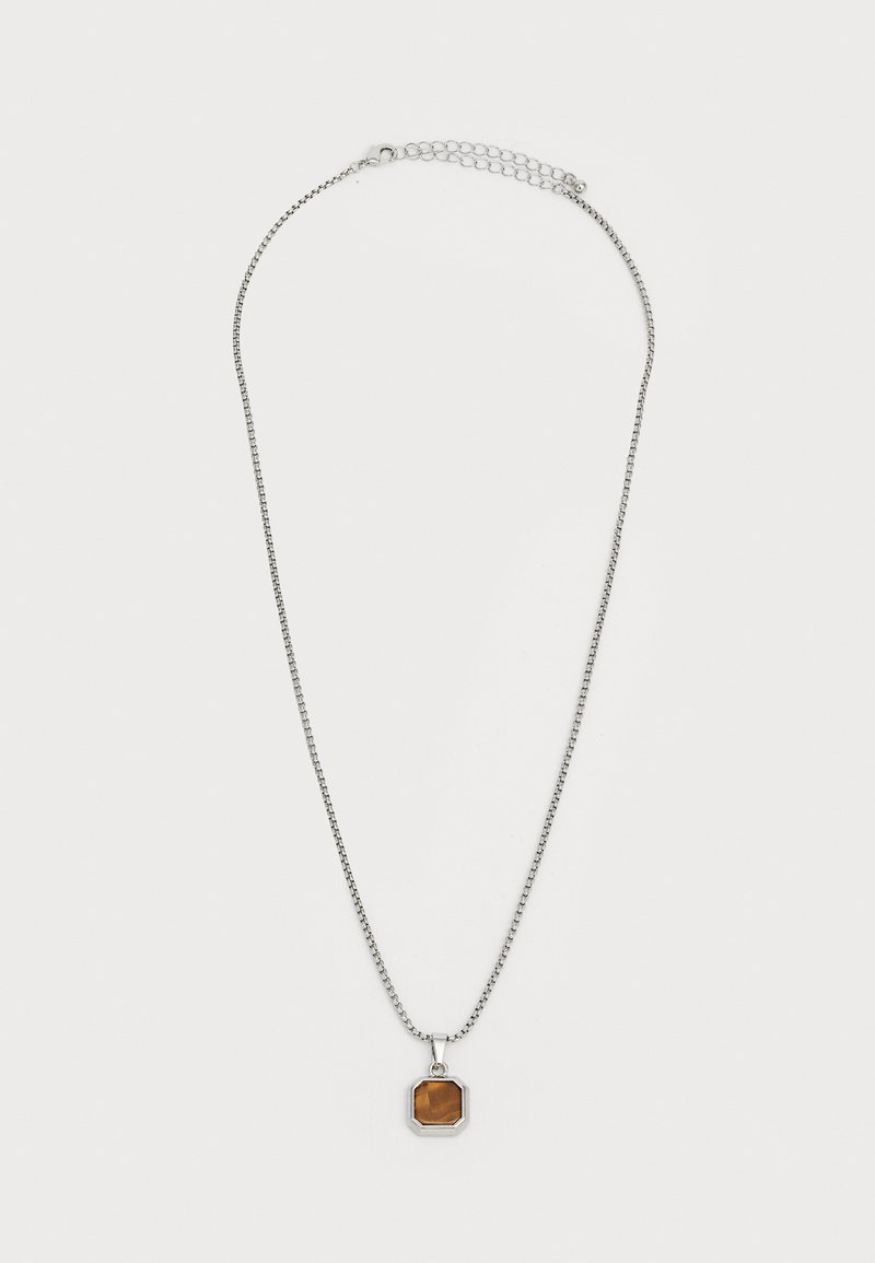 Collier en argent avec un pendentif en pierre brune octogonale, texture lisse et design de fermoir simple.