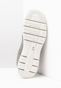 Graue Wildledersneaker mit weißer Gummisohle. Verfügt über ein strukturiertes Obermaterial, einen gepolsterten Kragen und ein eingeprägtes Logo an der Seite. Hergestellt in Italien.