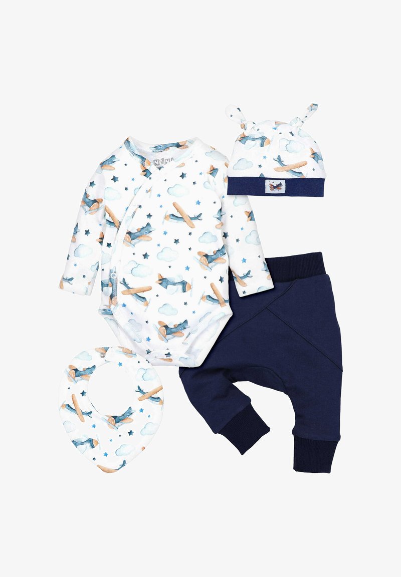 Baby outfit sæt bestående af en hvid body med fly og skymønstre, marineblå sweatpants og en knyttet hat. Blødt bomuldsmateriale.