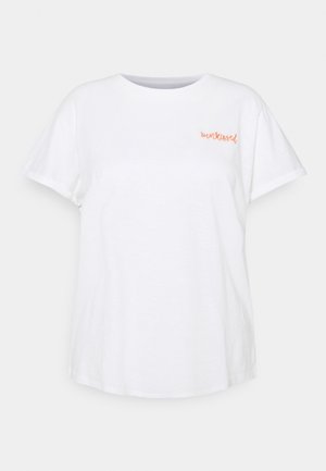 Hvid T-shirt med korte ærmer og rund halsudskæring med lille orange "sunblessed" tekst trykt på øverste venstre bryst.