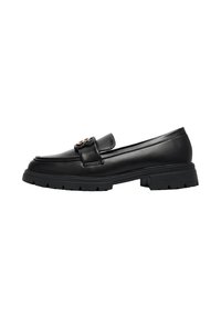 Mocassins en cuir noir avec un petit talon bloc, dotés d'une boucle décorative et de détails cousus sur le dessus. Semelle extérieure en caoutchouc pour une meilleure traction.