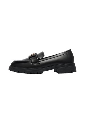 Mocassins en cuir noir avec un petit talon bloc, dotés d'une boucle décorative et de détails cousus sur le dessus. Semelle extérieure en caoutchouc pour une meilleure traction.