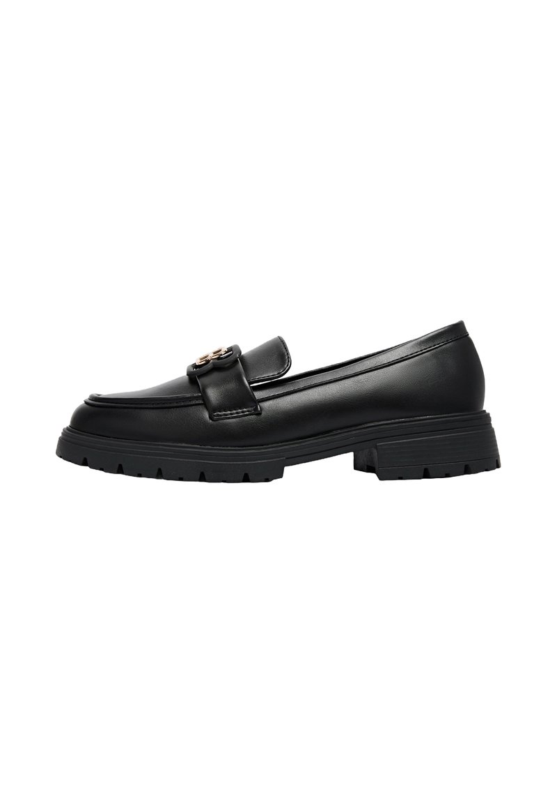 Mocassins en cuir noir avec un petit talon bloc, dotés d'une boucle décorative et de détails cousus sur le dessus. Semelle extérieure en caoutchouc pour une meilleure traction.