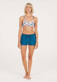 Set di costumi da bagno composto da un bikini top tie-dye multicolore e pantaloni corti blu solidi con vita regolabile, realizzato in tessuto leggero.