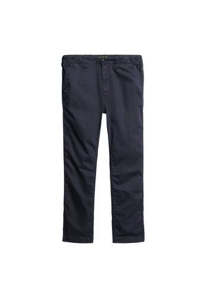 Dunkelblaue, legere Herrenhose mit geradem Bein, Gürtelschlaufen, Reißverschluss, Knopfverschluss und Vordertaschen vor weißem Hintergrund.