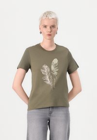 Maslinazeleni pamučni T-shirt s kratkim rukavima, okruglim izrezom, s printom perja u bijeloj i bež boji sprijeda.