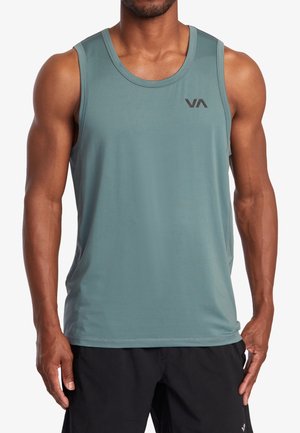 Débardeur de sport sans manches en bleu sarcelle, fabriqué en tissu lisse et absorbant l'humidité. Il présente un col rond et un petit logo sur la poitrine.