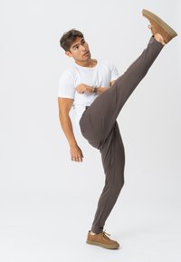 TEESHOPPEN Bukser - dark brown