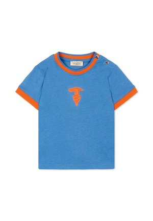 Camicia blu a maniche corte per bambino con rifiniture arancioni su collo e maniche, bottoni a pressione frontali sulla spalla e logo arancione a forma di mano sul petto.