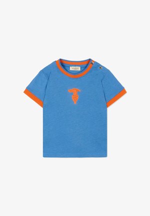 Chemise bleue à manches courtes pour tout-petit avec bordure orange au col et aux manches, boutons-pression à l'avant sur l'épaule, et logo orange en forme de main sur la poitrine.