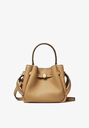 Borsa a mano in pelle con texture a grana grossa color tan, con manico superiore arrotondato, fascette laterali e una piccola chiusura frontale a bottone rotondo in oro.