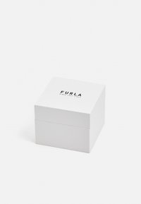 Hvid firkantet gaveæske med låg, præget med teksten "FURLA" og "SINCE 1927 ITALIA" i sort, glat overflade med et minimalistisk design.