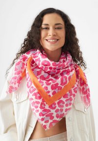 Lichte roze en witte sjaal met luipaardprint en een oranje rand. Driehoekige vorm met franjes en doorschijnende textuur.
