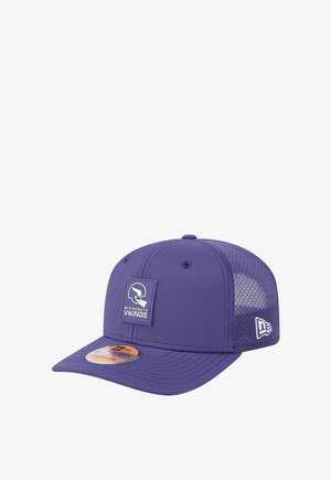 Casquette de baseball violette avec côtés en maille, présentant une visière plate et un patch logo des Minnesota Vikings à l'avant.