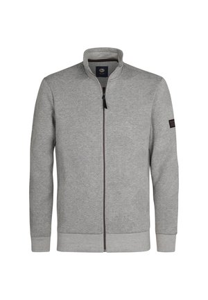 Cazadora gris de cremallera con un patrón de diamantes texturizado, cuello alto y acentos en contraste. Presenta una cremallera frontal completa y puños acanalados.
