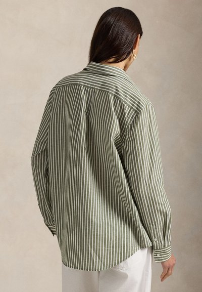 Grün gestreiftes Hemd aus Baumwolle mit lockerer Passform, Rückenpasse und geknöpften Manschetten. Die Streifen sind vertikal und gleichmäßig verteilt.