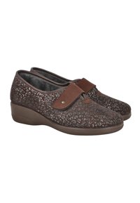 Zapatos marrones con un estampado de leopardo, punta redondeada y una correa decorativa en la parte superior con un acento metálico. Suela de cuña baja.