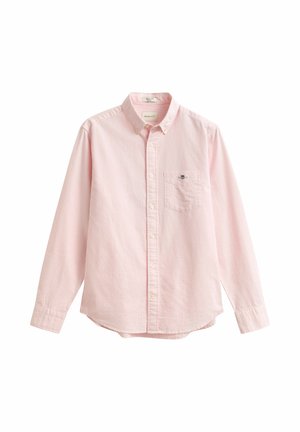 Chemise homme à manches longues à boutons, rayée verticalement de rose et blanc, avec une poche poitrine ornée d'un logo et un col boutonné.
