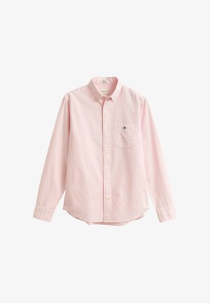 Chemise homme à manches longues à boutons, rayée verticalement de rose et blanc, avec une poche poitrine ornée d'un logo et un col boutonné.