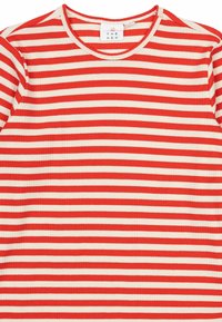 Červeno-krémový prúžkovaný ribbed tričko s okrúhlym výstrihom a krátkymi rukávmi. Tkanina má textúrovaný povrch. Štítok je viditeľný vo vnútri goliera.