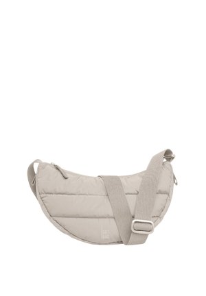 Sac bandoulière en tissu matelassé, gris clair, en forme de croissant, avec une sangle ajustable et le logo "GOT BAG" à l'avant.