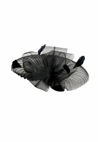 Crni fascinator napravljen od teksturirane mrežice, s slojevitim naborima i ukrasnim perjem, zaobljenog oblika za učvršćivanje u kosi.