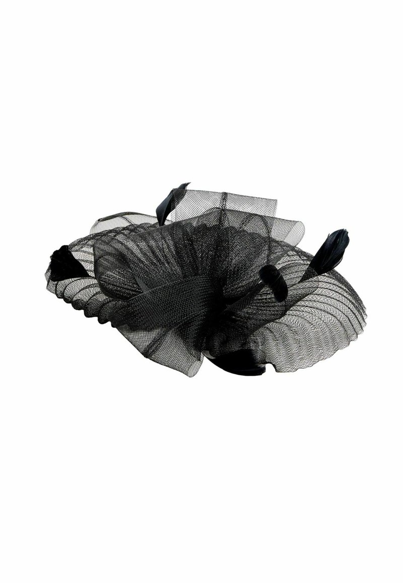 Crni fascinator napravljen od teksturirane mrežice, s slojevitim naborima i ukrasnim perjem, zaobljenog oblika za učvršćivanje u kosi.