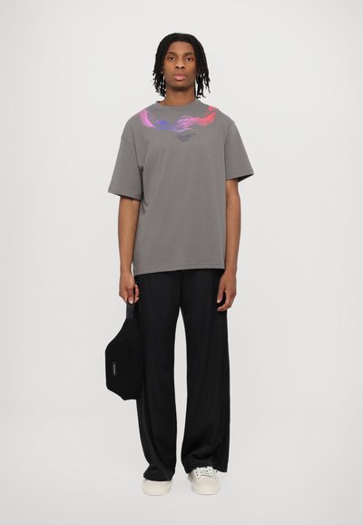 PHOBIA ARCHIVE CIRCLE SNAKE PRINT AND METAL LABEL - T-shirt con stampa - stone wash